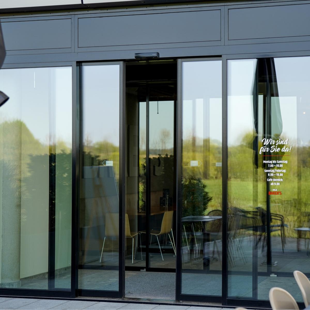 Автоматическая двустворчатая дверь dk tech в сборе 2000х2500 мм: привод dk120c эл. бистабильным замком, створки Flex под триплекс 8 мм, аккумулятор, покраска RAL, без стекла